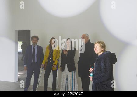 april 4, 2023 - Milano- Pirelli Hangar Bicocca mostra 'Grand Bal' dell'artista Ann Veronica Janssens. Nella foto da sx: Ilaria Tronchetti Provera, Mar Stock Photo