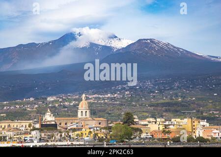 Riposto - chiesa cattedrale ed edifici città con  l'Etna sullo sfondo e cielo terso e blu Stock Photo