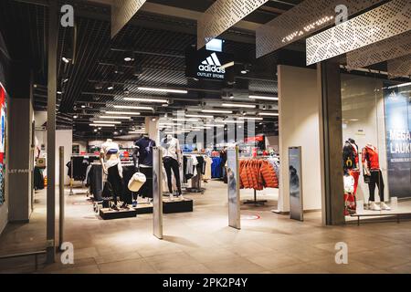 Apretar Antagonismo Mal uso Exterior design of Adidas Brand Centre at Orchard Road, Singapore 2022  Stock Photo - Alamy