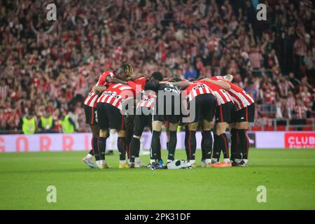 Bilbao, Spain. 04th Apr, 2023. Athletic Club players huddle during the second leg of the SM El Rey Cup semifinals between Athletic Club and CA Osasuna, on April 04, 2023, at the Estadio de San Mames, Bilbao, Spain. (Photo by Alberto Brevers/Pacific Press/Sipa USA) Credit: Sipa USA/Alamy Live News Stock Photo