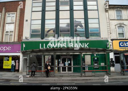 Slough, Berkshire, UK. 5th April, 2023. An armed robbery is reported to have taken place at the Lloyds Bank branch in Slough High Street, Berkshire (pictured). Thames Valley Police are responding to the incident. The bank has been closed temporarily. Slough Police Station is very near to the bank and a further update is expected later. Credit: Maureen McLean/Alamy Live News Stock Photo