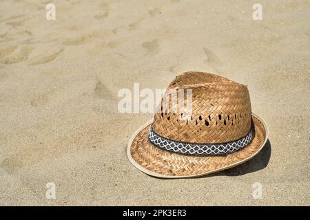 https://l450v.alamy.com/450v/2pk3er3/mens-straw-beach-hat-on-the-sand-at-the-beach-close-up-copy-space-for-text-a-beautiful-sunny-day-vacation-summer-concept-2pk3er3.jpg