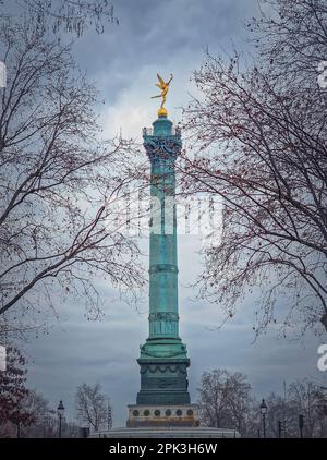 July Column (Colonne de Juillet) with the winged Spirit of Freedom (Génie de la Liberté) on top, located in the center of the Place de la Bastille, Pa Stock Photo