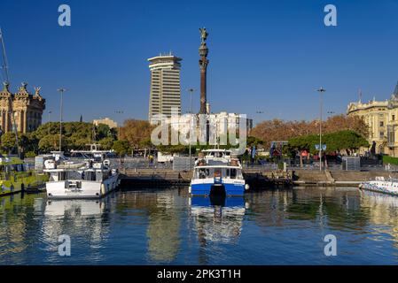 The Columbus Monument, the Columbus Tower and the boats of the Port Vell (old port) of Barcelona (Catalonia, Spain) ESP: El Monumento a Colón Stock Photo