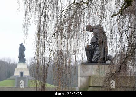 GERMANY, former East-Berlin, Treptow, soviet world war II memorial and soldier cemetery with 7000 graves of russian soldiers of Red Army in Treptower Park, built 1946-49, kneeing soldier with gun and helmet statue, hero worship Stock Photo