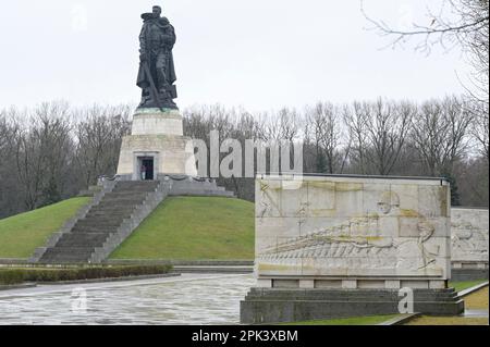 GERMANY, former East-Berlin, Treptow, soviet world war II memorial and soldier cemetery with 7000 graves in Treptower Park, built 1946-49, sculpture of soldier with child and sword destroying the Nazi swastika / DEUTSCHLAND, Berlin, Treptower Park, sowjetisches Ehrenmal und Soldatenfriedhof der Rote Armee im Zweiten Weltkrieg, Skulptur Soldat mit Kind auf dem Arm und mit Schwert zerschlagenes Hakenkreuz Stock Photo