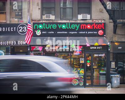 Convenience storefront in the Chelsea neighborhood of New York on Sunday, August 14, 2022 (© Richard B. Levine) Stock Photo