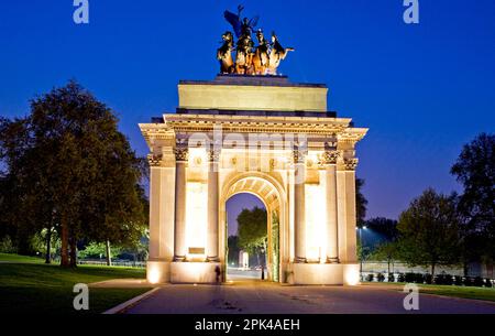 Wellington Arch Hyde Park Corner London at Night Stock Photo