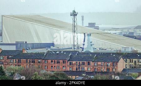 Glasgow, Scotland, UK 5th April, 2023. UK Weather: Wet and misty saw the city disappear behind local landmarks amidst the April showers.HMS glasgow hidden by the tenements of yoker and dwarfed by the xscape now called xsite  in braehead on the south bank of the river clyde. Credit Gerard Ferry/Alamy Live News Stock Photo