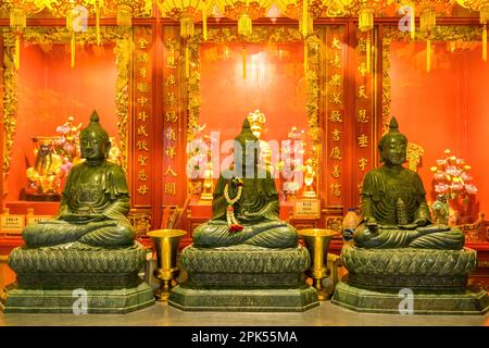 Buddha statues at Wat Mangkon Kamalawat, the largest and most important Chinese Buddhist temple in Chinatown, Bangkok, Thailand Stock Photo