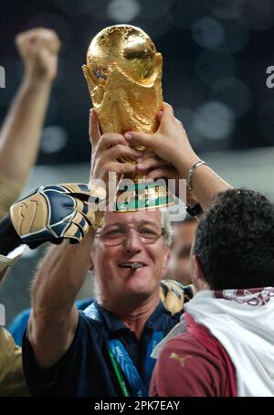 ARCHIVE PHOTO: Marcelo LIPPI will be 75 years old on April 11, 2023, coach Marcello LIPPI (ITA) with the cup, trophy, World Cup final, Italy (ITA) - France (FRA) 6: 4 on penalties, on July 9th, 2006 in Berlin; Soccer World Cup 2006 FIFA World Cup 2006, from 09.06. - 09.07.2006 in Germany ?Sven Simon # Princess-Luise-Str. 41 # 45479 M uelheim/R uhr # tel. 0208/9413250#fax. 0208/9413260 # Account 1428150 Commerzbank Essen BLZ 36040039 # www.SvenSimon.net. Stock Photo