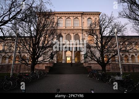 Munich, Germany. 09th Feb, 2023. Evening sun shines on the main entrance of the Munich Art Academy. Credit: Felix Hörhager/dpa/Alamy Live News Stock Photo