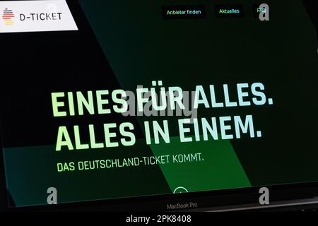 06.04.2023. Das Deutschland-Ticket, kurz: D-Ticket, startet zum 1. Mai und ist bereits seit dem 3. April im Vorverkauf erhältlich. Für 49 Euro pro Monat gibt es bundesweite Mobilität in allen Verkehrsmitteln des öffentlichen Personennahverkehrs (ÖPNV). Symbolbild, 06. April 2023, Ratingen, DE.                                         Credit: Ant Palmer/Alamy Live News Stock Photo