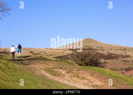 Walkers  walking  up to the summit of Lose Hill, the start of the great ridge walk between Mam Tor and Lose Hill in the English Peak District Stock Photo