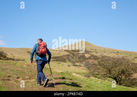 Walkers  walking  up to the summit of Lose Hill, the start of the great ridge walk between Mam Tor and Lose Hill in the English Peak District Stock Photo