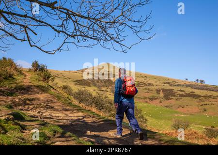 Walkers  walking  up to the summit of Lose Hill, the start of the great ridge walk between Mam Tor and Lose Hill in the English Peak District Stock Photo