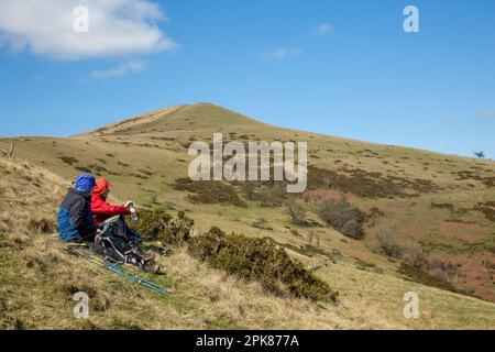 Walkers  walking  up to the summit of Lose Hill, the start of the great ridge walk between Mam Tor and Lose Hill in the English Peak District Stock Photo