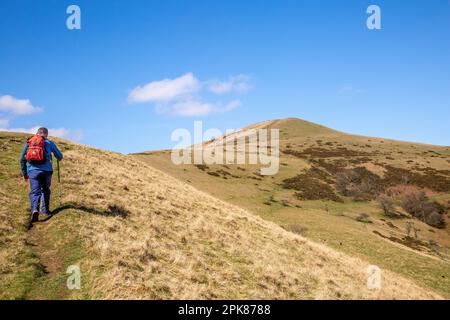 Walkers  walking  up to the summit of Lose Hill, the start of the great ridge walk between Mam Tor and Lose Hill in the English Peak District Stock Photo