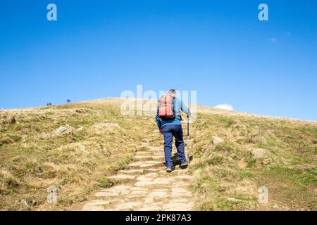 Walkers  walking  up to the summit of Lose Hill, the start of the great ridge walk between Mam Tor and Lose Hill in the English Peak District Stock Photo