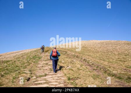 Walkers  walking  up to the summit of Lose Hill, the start of the great ridge walk between Mam Tor and Lose Hill in the English Peak District Stock Photo