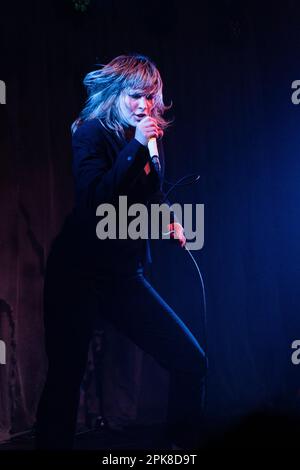 British artist and singer Billy Nomates playing live at La Nau Club in Barcelona on March 22 2023. Photo: Rob Watkins Stock Photo