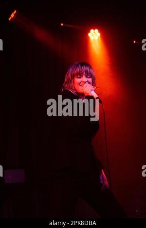 British artist and singer Billy Nomates playing live at La Nau Club in Barcelona on March 22 2023. Photo: Rob Watkins Stock Photo