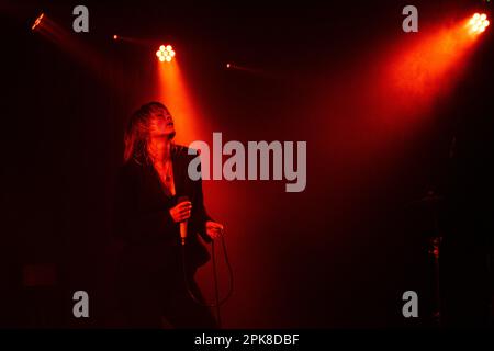 British artist and singer Billy Nomates playing live at La Nau Club in Barcelona on March 22 2023. Photo: Rob Watkins Stock Photo