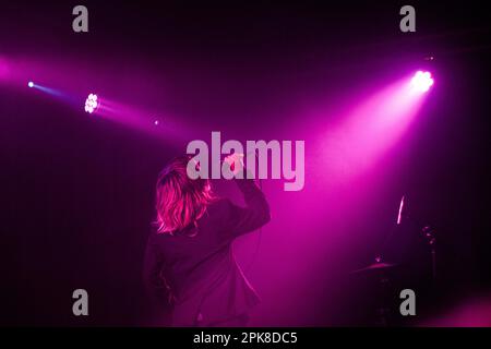 British artist and singer Billy Nomates playing live at La Nau Club in Barcelona on March 22 2023. Photo: Rob Watkins Stock Photo