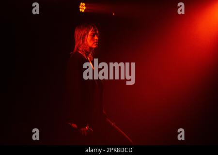 British artist and singer Billy Nomates playing live at La Nau Club in Barcelona on March 22 2023. Photo: Rob Watkins Stock Photo