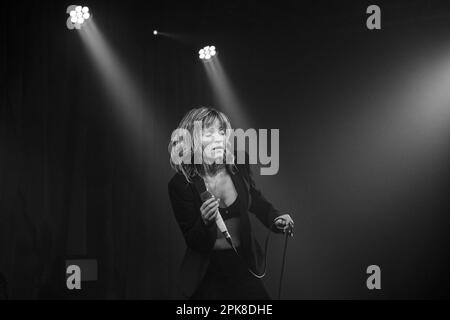 British artist and singer Billy Nomates playing live at La Nau Club in Barcelona on March 22 2023. Photo: Rob Watkins Stock Photo