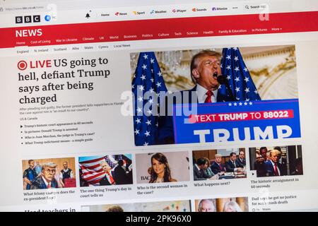 'US going to hell...' headline on the BBC News website following the arraignment of Fm President Donald Trump, 5th April 2023. Stock Photo