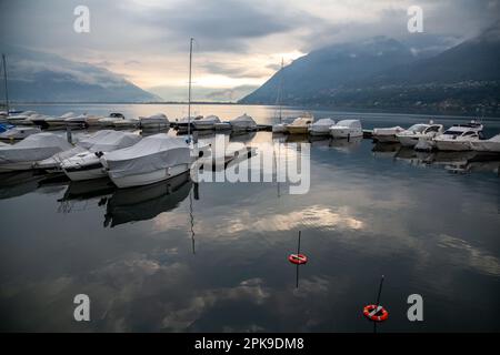 02.10.2016, Switzerland, Canton Ticino, Ascona - Autumnal atmosphere at the marina, morning dawn at Lake Maggiore. 00A161002D092CAROEX.JPG [MODEL RELE Stock Photo