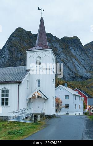 Norway, Lofoten, Moskenesoya, Reine, Reine-Kirke, church in front of rock massif Stock Photo