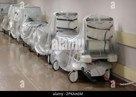 12.09.2022, Germany, , Berlin - Hygienically covered hospital beds stand in the corridor of a hospital. 00S220912D447CAROEX.JPG [MODEL RELEASE: NO, PR Stock Photo