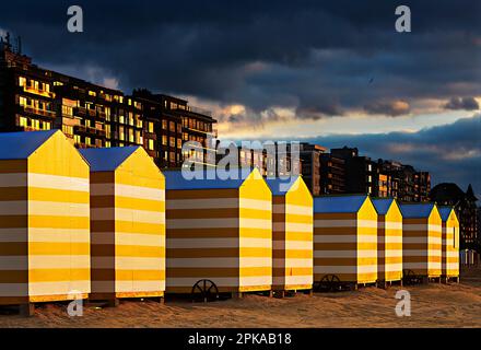 Fahrbare Strandkabinen, De Panne, Flandern, Belgien Stock Photo