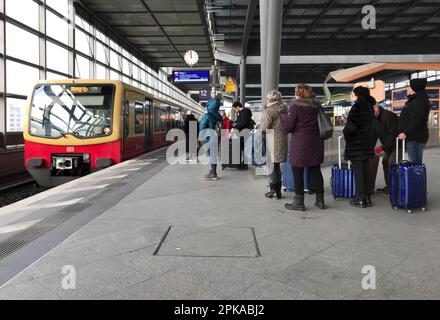 16.12.2022, Germany, , Berlin - S-Bahn line 42 arrives at Suedkreuz station. 00S221216D856CAROEX.JPG [MODEL RELEASE: NO, PROPERTY RELEASE: NO (c) caro Stock Photo
