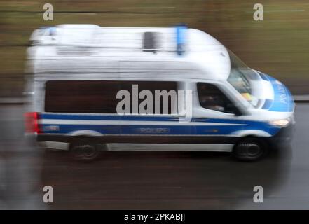 19.12.2022, Germany, , Berlin - Dynamic: Police car on mission. 00S221219D247CAROEX.JPG [MODEL RELEASE: NO, PROPERTY RELEASE: NO (c) caro images / Sor Stock Photo