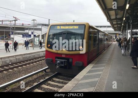 24.02.2023, Germany, , Berlin - S-Bahn line 5 arrives at Ostkreuz station. 00S230224D568CAROEX.JPG [MODEL RELEASE: NO, PROPERTY RELEASE: NO (c) caro i Stock Photo