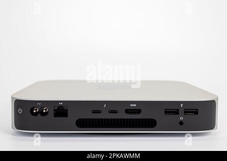 Apple Mac mini with M1 chip, quick start guide, power cord Apple Mac mini with M1 chip, quick start guide, power cord