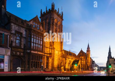 England, Dorset, Dorchester, Dorchester High Street, Dorset Museum and St.Peter's Church Stock Photo