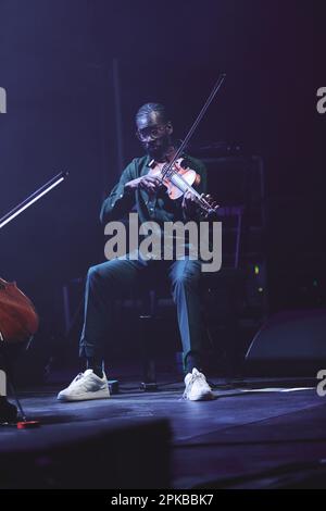 L'artiste Chilly Gonzalez en pleine performance musical lors du festival 1001 notes à Limoges en 2022. Stock Photo