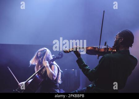 L'artiste Chilly Gonzalez en pleine performance musical lors du festival 1001 notes à Limoges en 2022. Stock Photo