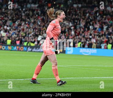 London, UK. 06th Mar, 2023. mARY eARPS CELEBRATES AFTER WINNINGduring the CONMEBOL-UEFA Women's Champions Cup Finalissima soccer match between England Women and Brazil Women at Wembley Stadium in London, Britain, 06TH April 2023. Credit: Action Foto Sport/Alamy Live News Stock Photo