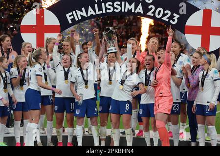 London, UK. 06th Apr, 2023. eNGLAND tEAM WINNING THE tROPHY the CONMEBOL-UEFA Women's Champions Cup Finalissima soccer match between England Women and Brazil Women at Wembley Stadium in London, Britain, 06TH April 2023. Credit: Action Foto Sport/Alamy Live News Stock Photo