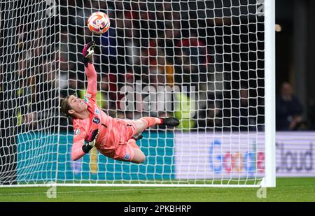 Mary Earps made up for Brazil's stoppage-time equalizer with crucial save  in the penalty shootout 🧤 in 2023