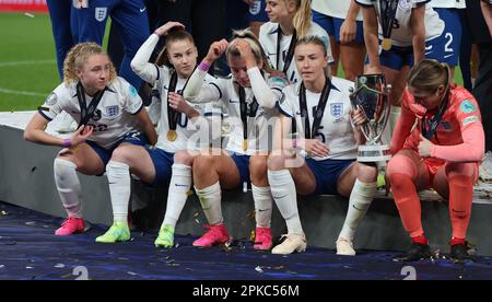 L-R Katie Robinson (Brighton & Hove Albion)of England Women , Ella Toone (Manchester United)of England Women, Lauren Hemp England Women Leah Williamso Stock Photo