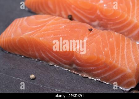 un bel filetto di salmone fresco di un bel colore rosa intenso Stock ...