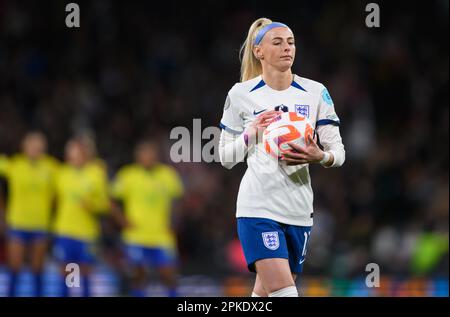 06 Apr 2023 - England v Brazil - Women’s Finalissima - Wembley Stadium  England's Chloe Kelly steps forward to take take her winning penalty during the penalty shootout during the Women's Finalissima 2023 at Wembley as they beat Brazil 4-2 on penalties.  Picture : Mark Pain / Alamy Live News Stock Photo