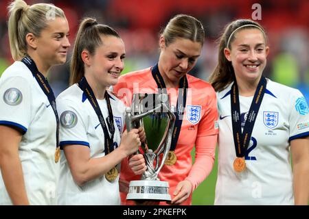 England's Alessia Russo, Ella Toone, goalkeeper Mary Earps and Maya Le Tissier celebrate with the trophy following the Women's Finalissima at Wembley Stadium, London. Picture date: Thursday April 6, 2023. Stock Photo