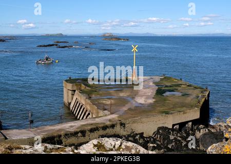North Berwick, Scotland, UK. 07th April 2023. A glorious sunny start to the morning brings Easter holiday visitors and locals onto the North Berwick beaches. Looking out north westwards across the Forth Estuary to Fife. Credit: Craig Brown/Alamy Live News Stock Photo